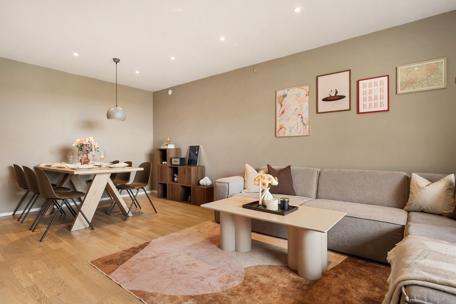 - Stuen strekker seg utover et areal på 23,8 m² - Galleribilde
