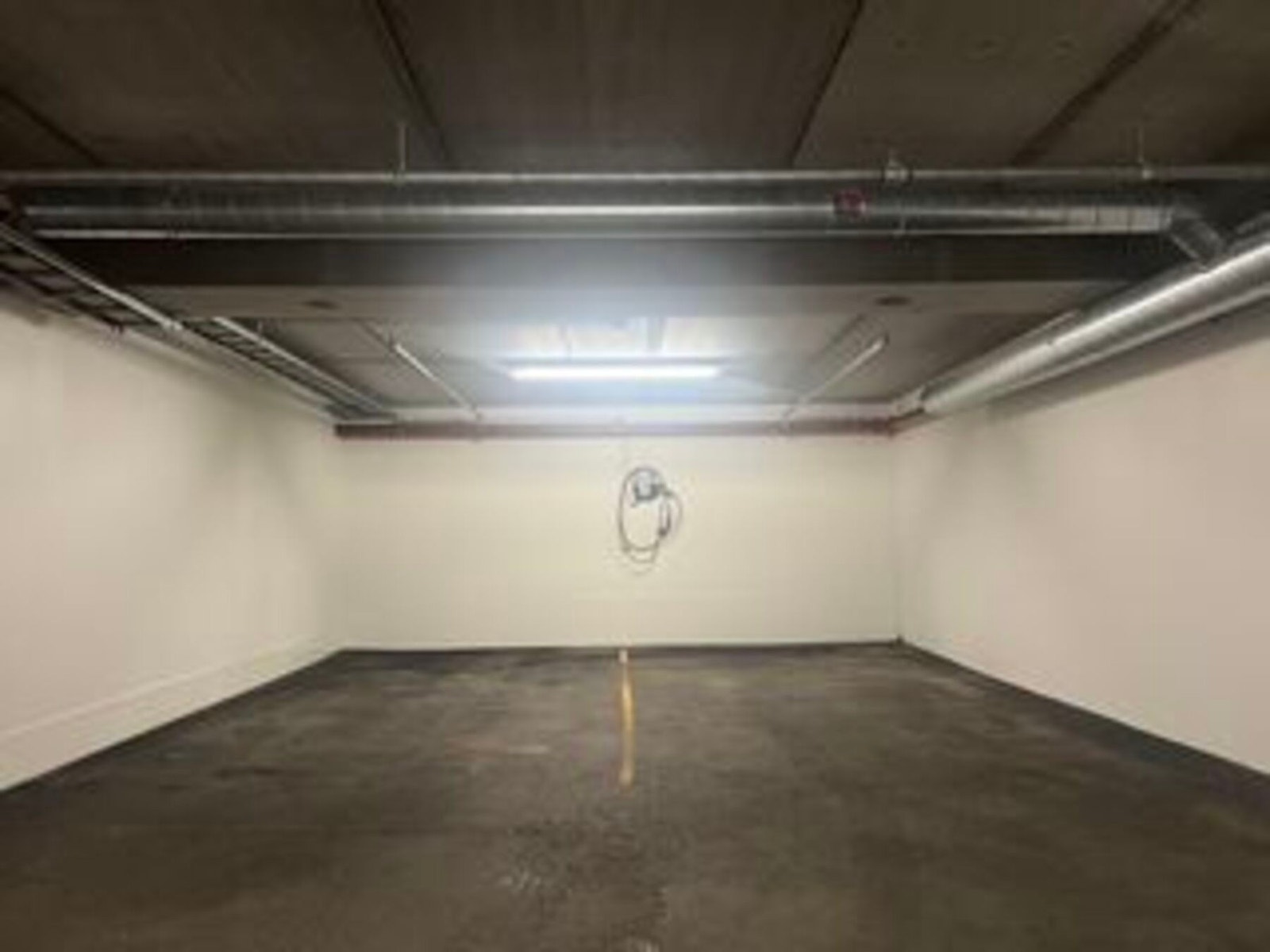 Det medfølger 2 stk. parkeringsplasser i garasjeanlegg. Elbil lader (foto privat) Galleribilde