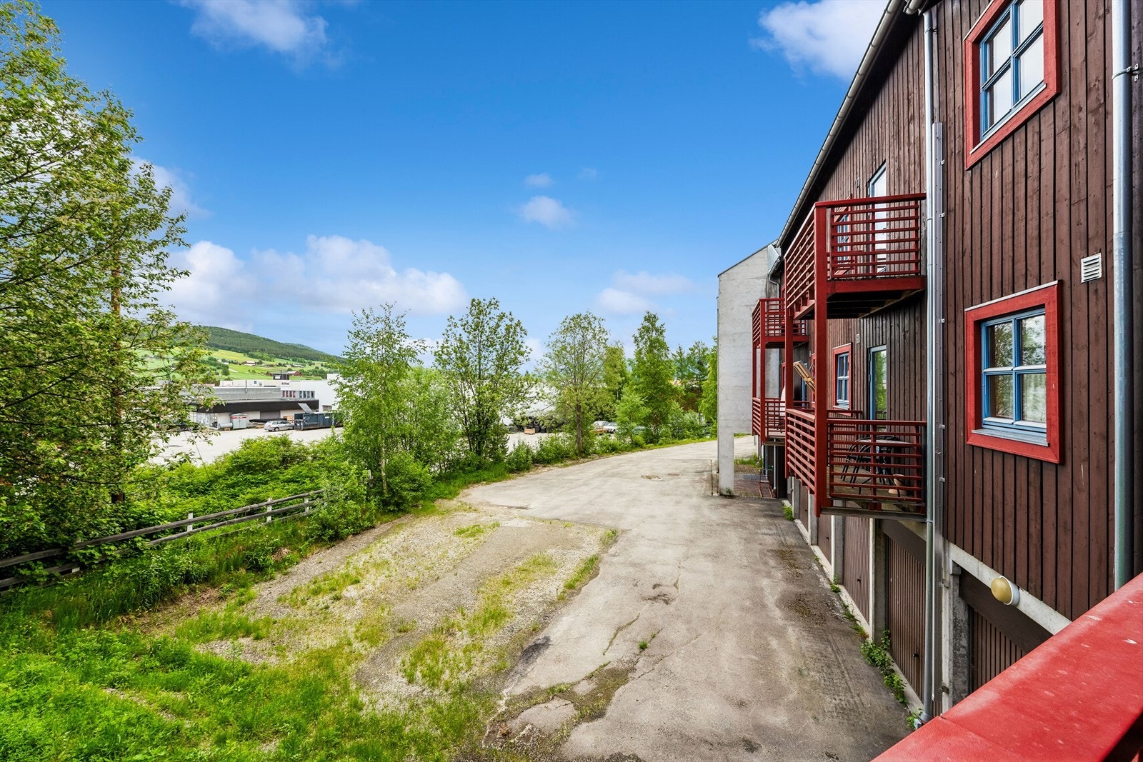 Utsikt fra baksiden av bygget mot nærområdet. Galleribilde