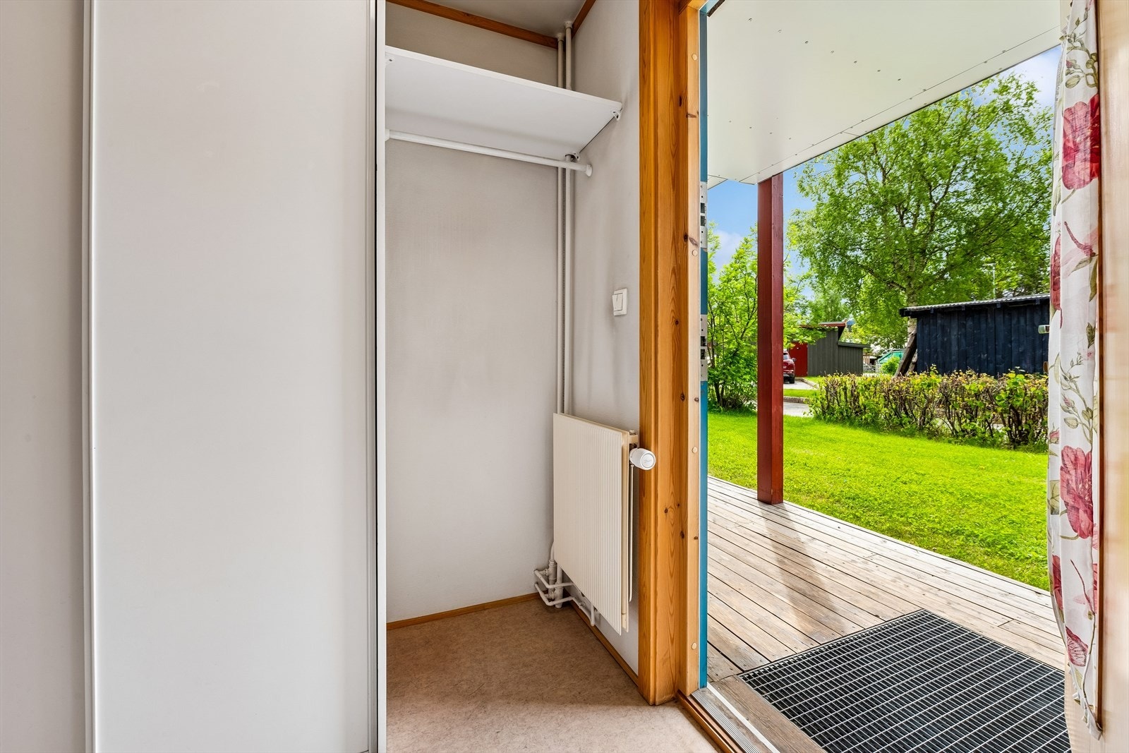 Sørvendt veranda ved inngangen. Galleribilde
