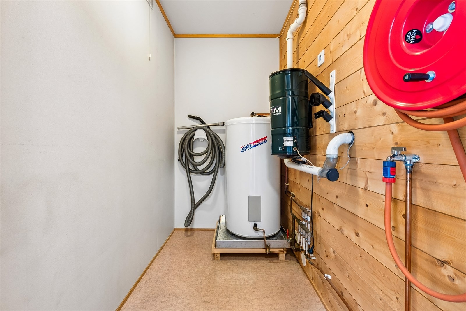 I den interne boden er stoppekran og en 200-liters varmtvannstank fra 1996 plassert. Galleribilde