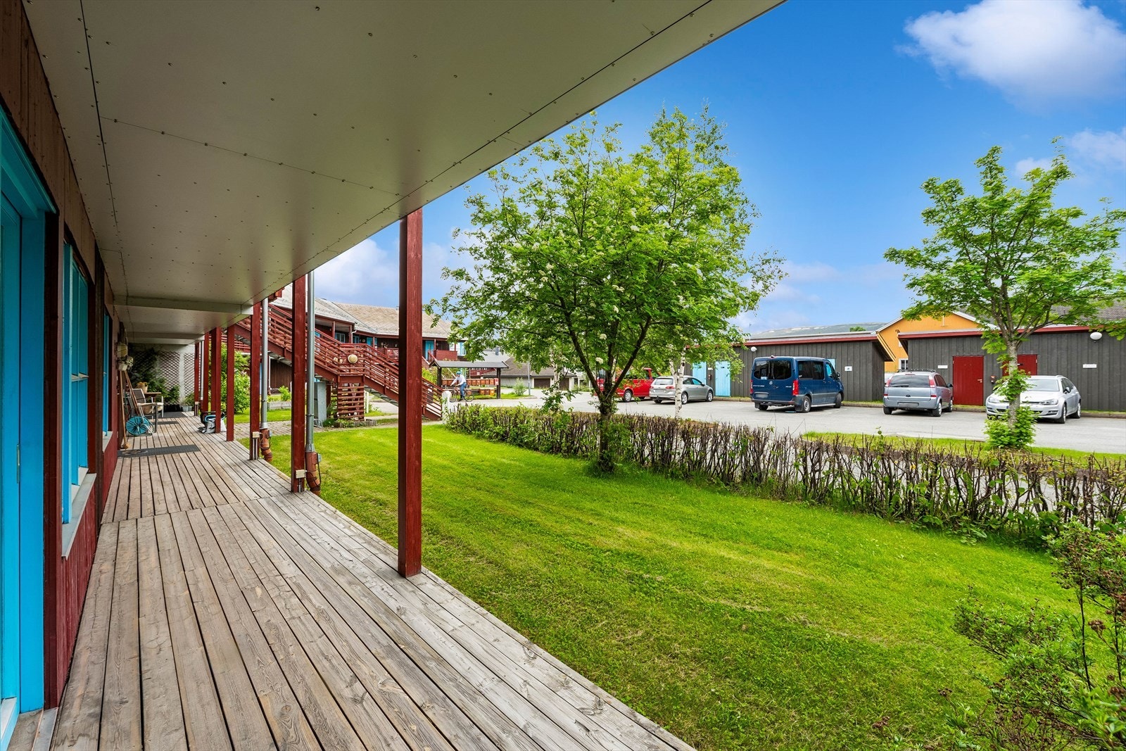 Bygget har overbygde svalganger som leder til leilighetene. Galleribilde
