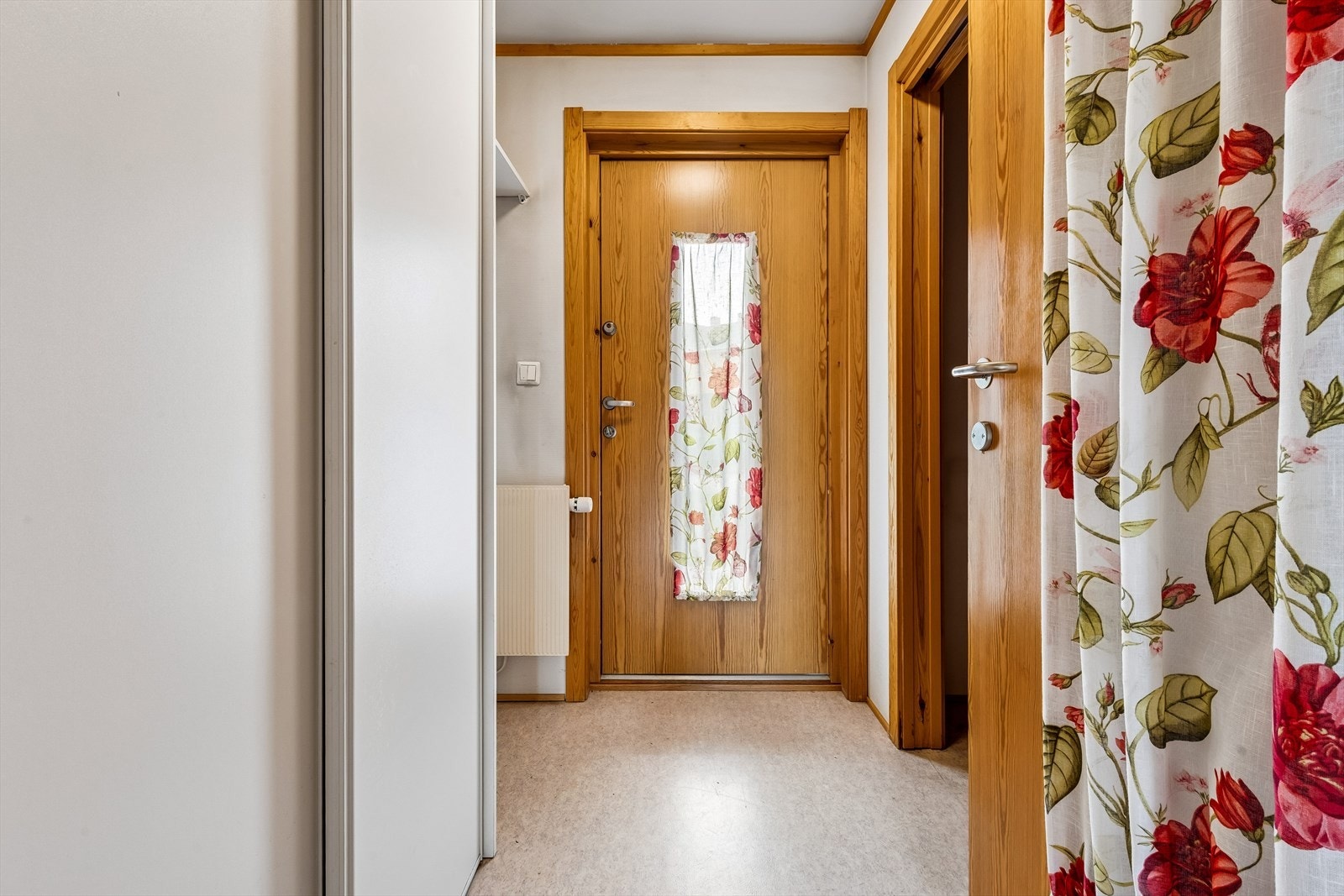 Entré med belegg på gulv og adkomst til resten av leiligheten. Galleribilde
