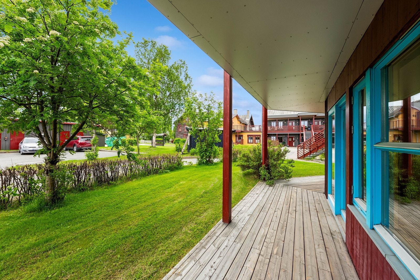 Uteområdet foran leiligheten er pent opparbeidet med plen og beplantning. Galleribilde