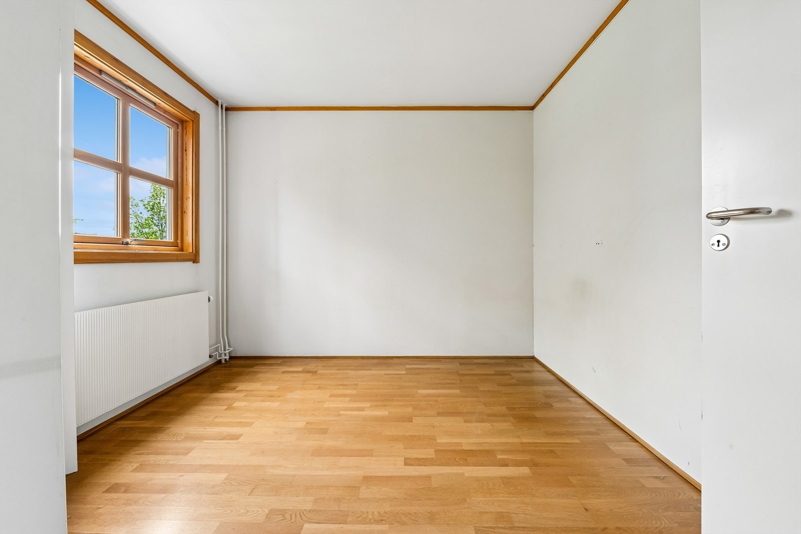 Soverommene har malte trevinduer med 2-lags glass fra byggeåret. Galleribilde