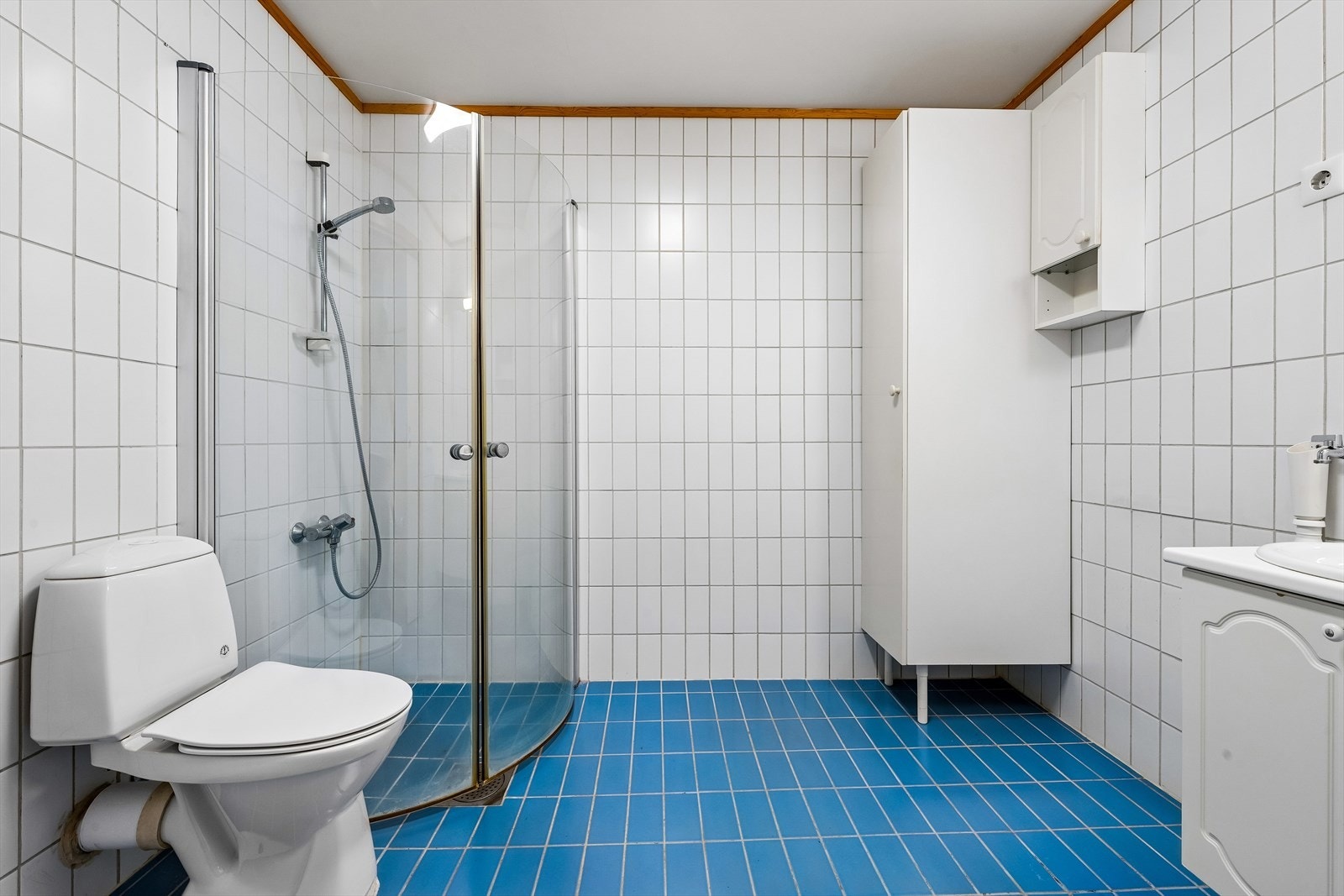 Rommet er utstyrt med toalett, servantinnredning, dusjhjørne og har opplegg for vaskemaskin. Galleribilde