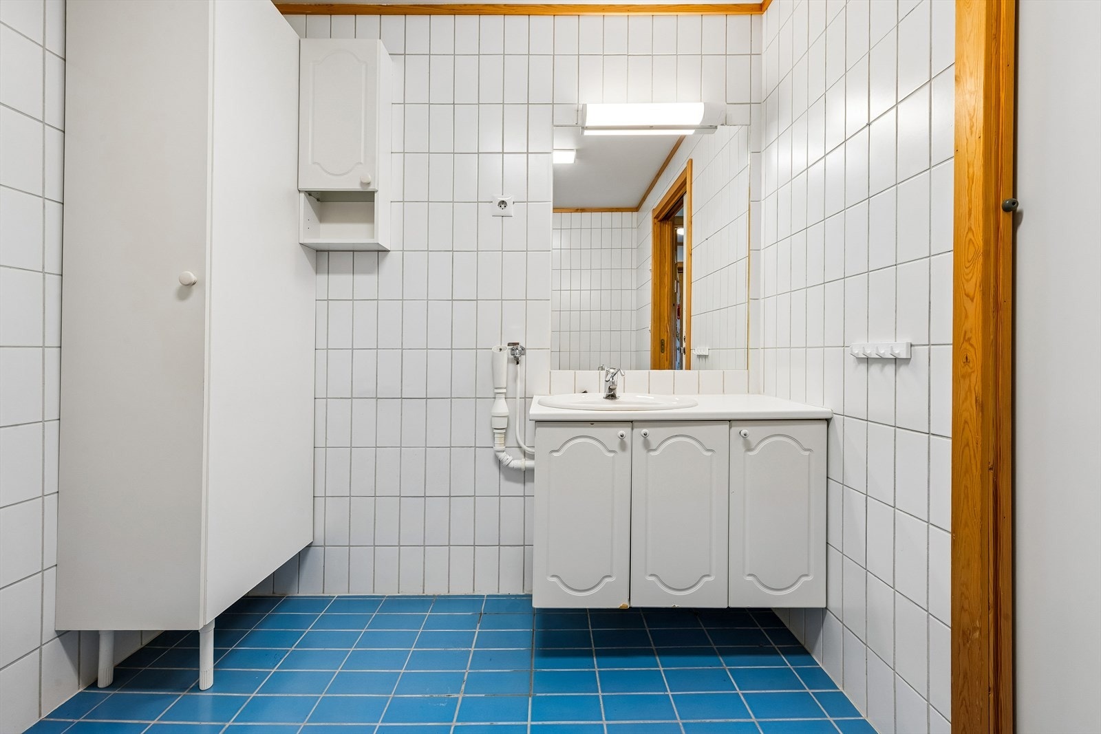 Badet har flislagt gulv med elektriske varmekabler og fliser på veggene. Galleribilde