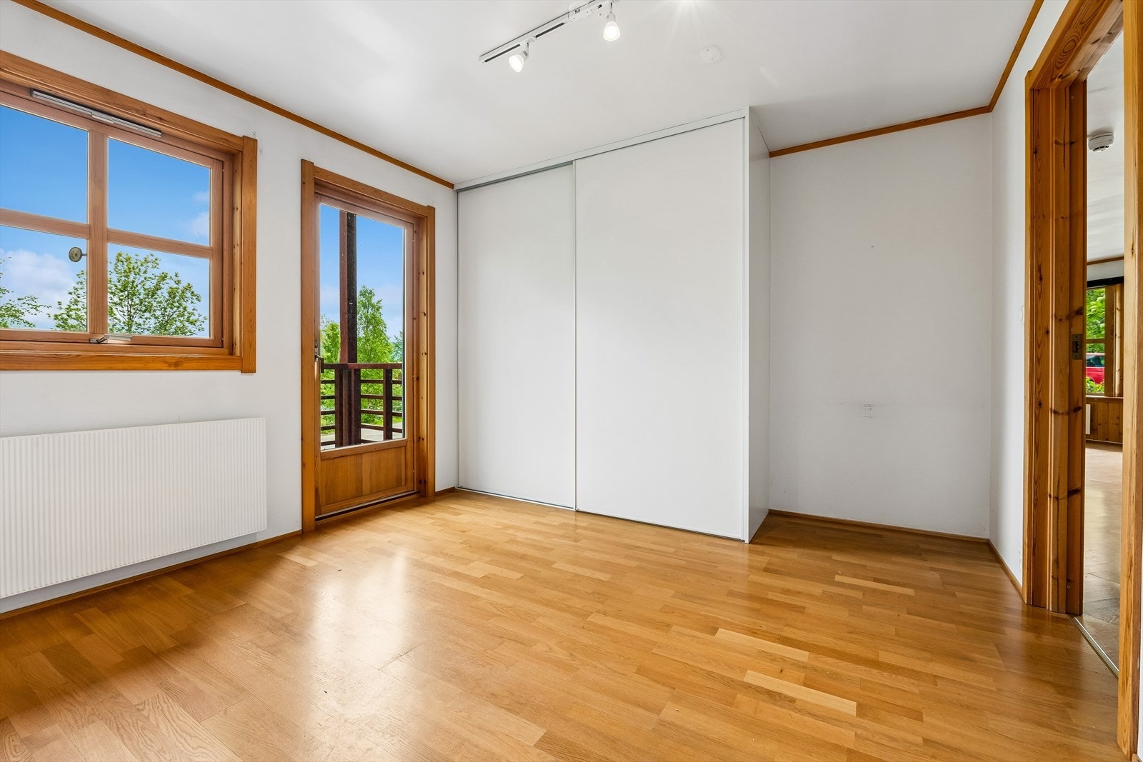 Det ene soverommet har direkte utgang til en egen balkong med vestvendt utsikt. Galleribilde