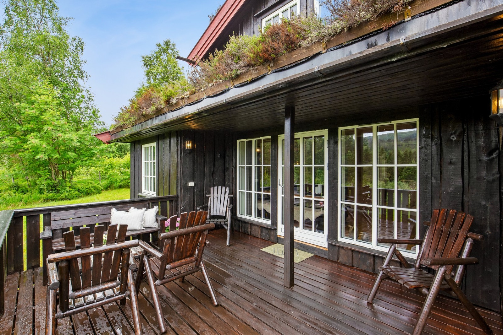 Romslig terrasse med gode muligheter for hyggelige stunder utendørs. Galleribilde