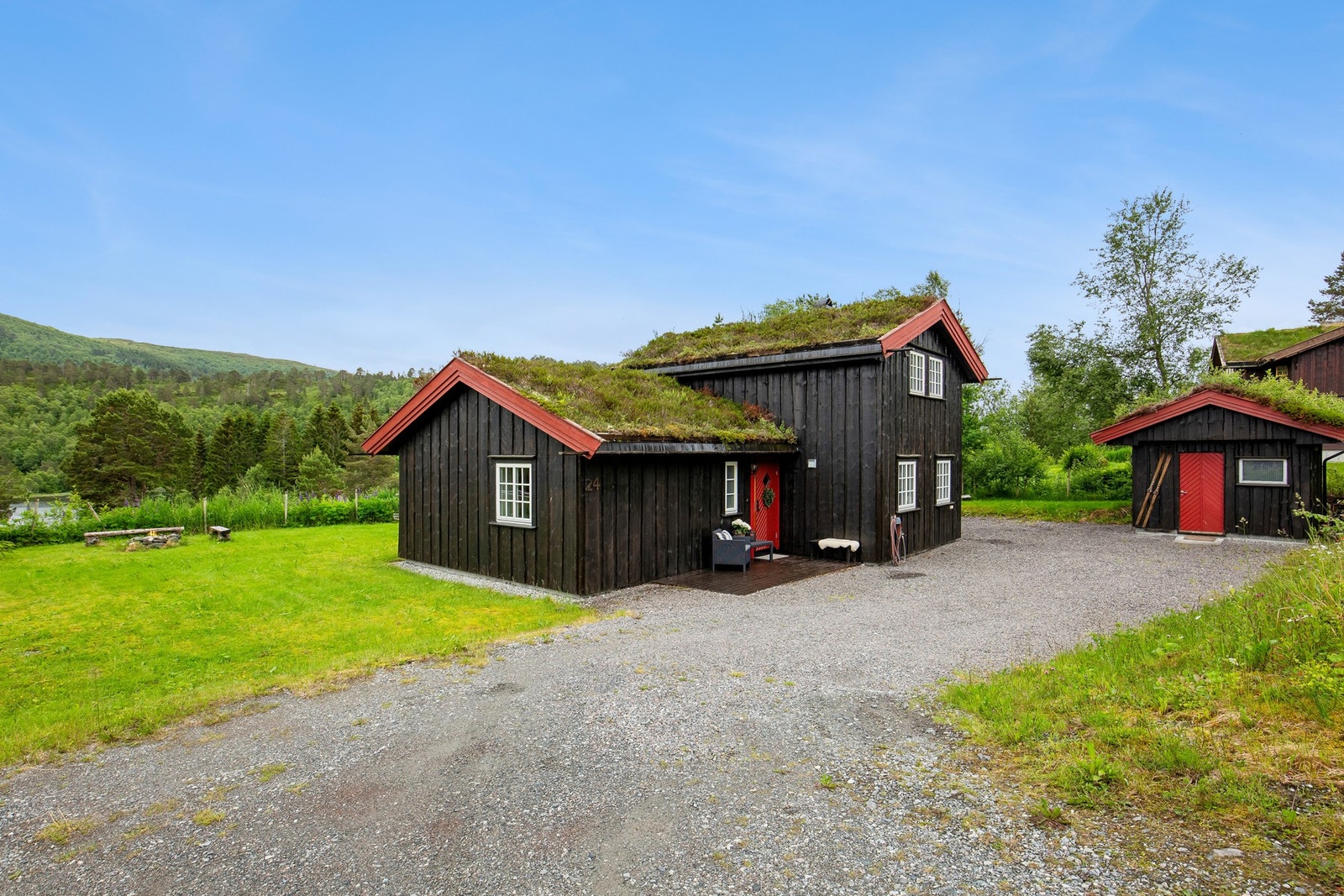 Eiendommen har en åpen og lettstelt tomt med hyggelige uteområder rundt hytta. Galleribilde