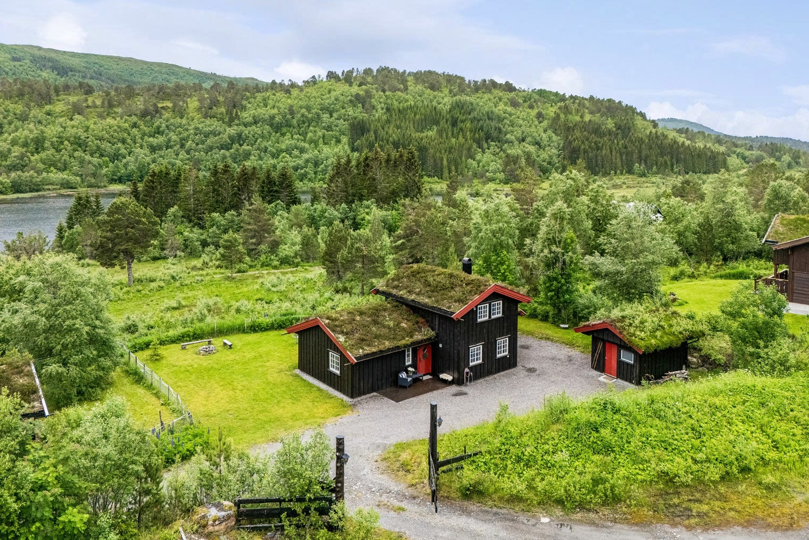 Hytta ligger fint til på en romslig tomt i naturskjønne omgivelser med gode solforhold og god plass til uteopphold. Galleribilde