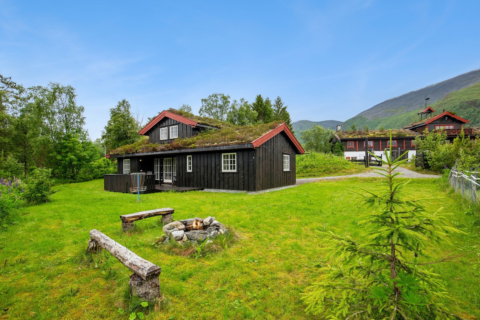 Naturskjønn beliggenhet med flotte turmuligheter rett utenfor døren. Galleribilde