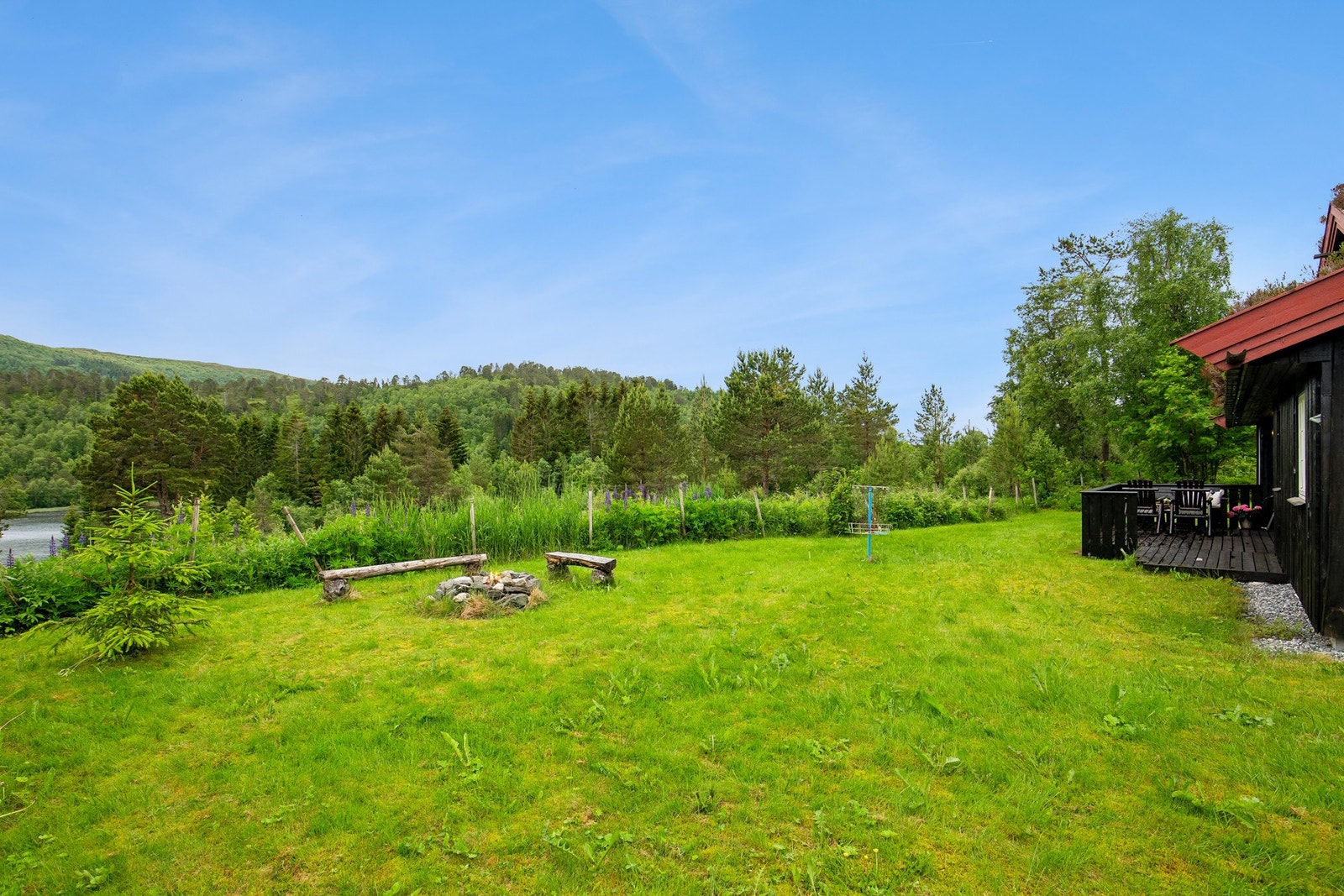 Fra eiendommen er det flott utsikt mot vann, fjell og omkringliggende naturområder. Galleribilde