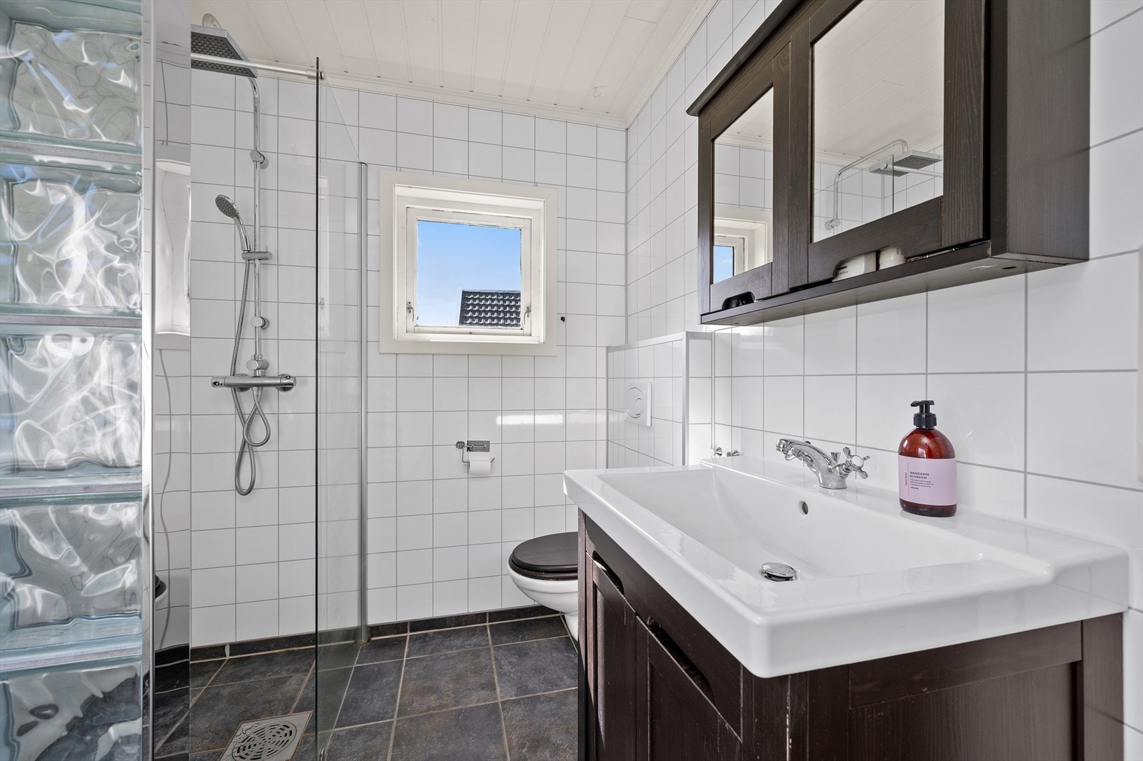 Her får du romslig dusj, moderne innredning og vegghengt toalett Galleribilde