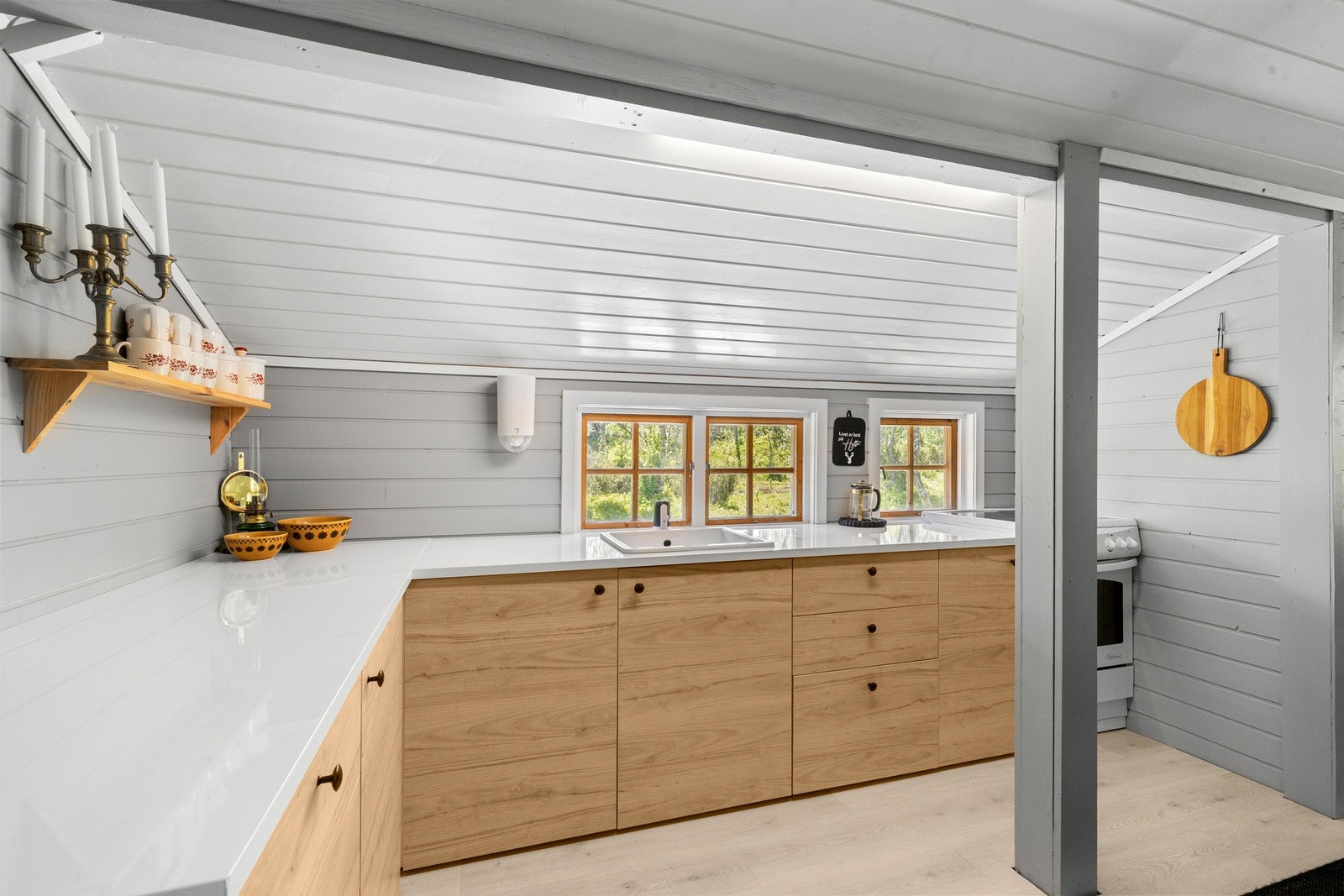 Kjøkken med god skap- og benkeplass. Galleribilde
