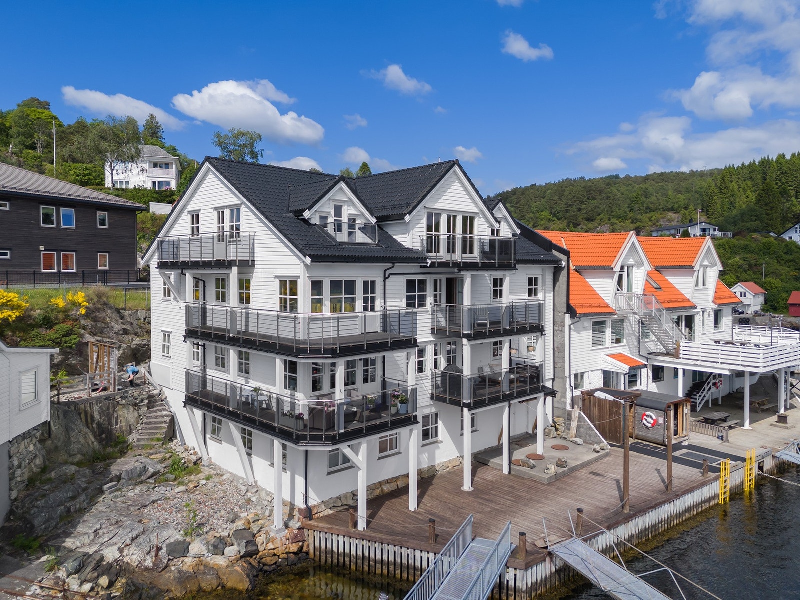 Leiligheten ligger i byggets 2. og 3.etasje på baksiden. Galleribilde