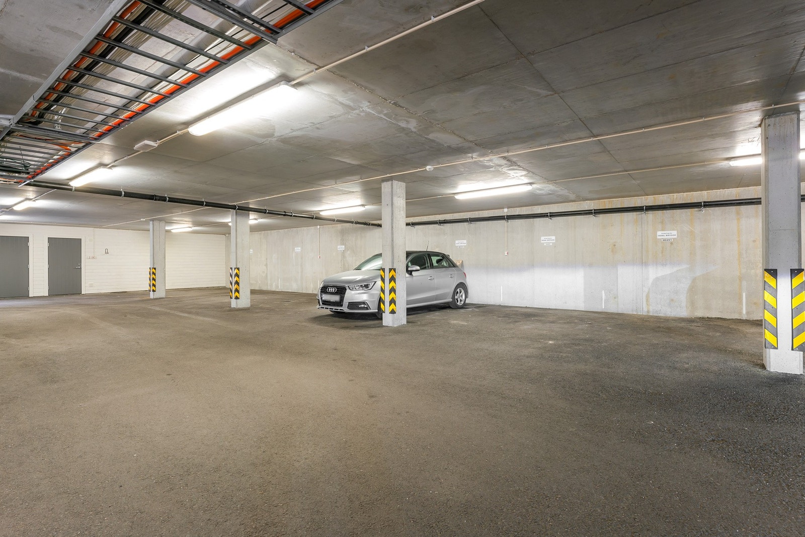 Én parkeringsplass i felles garasjeanlegg i nabobygget Galleribilde