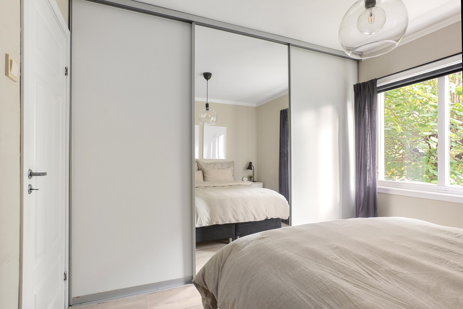 Soverommet har praktisk skyvedørsgarderobe med delvis speilfront som gir godt med oppbevaring Galleribilde