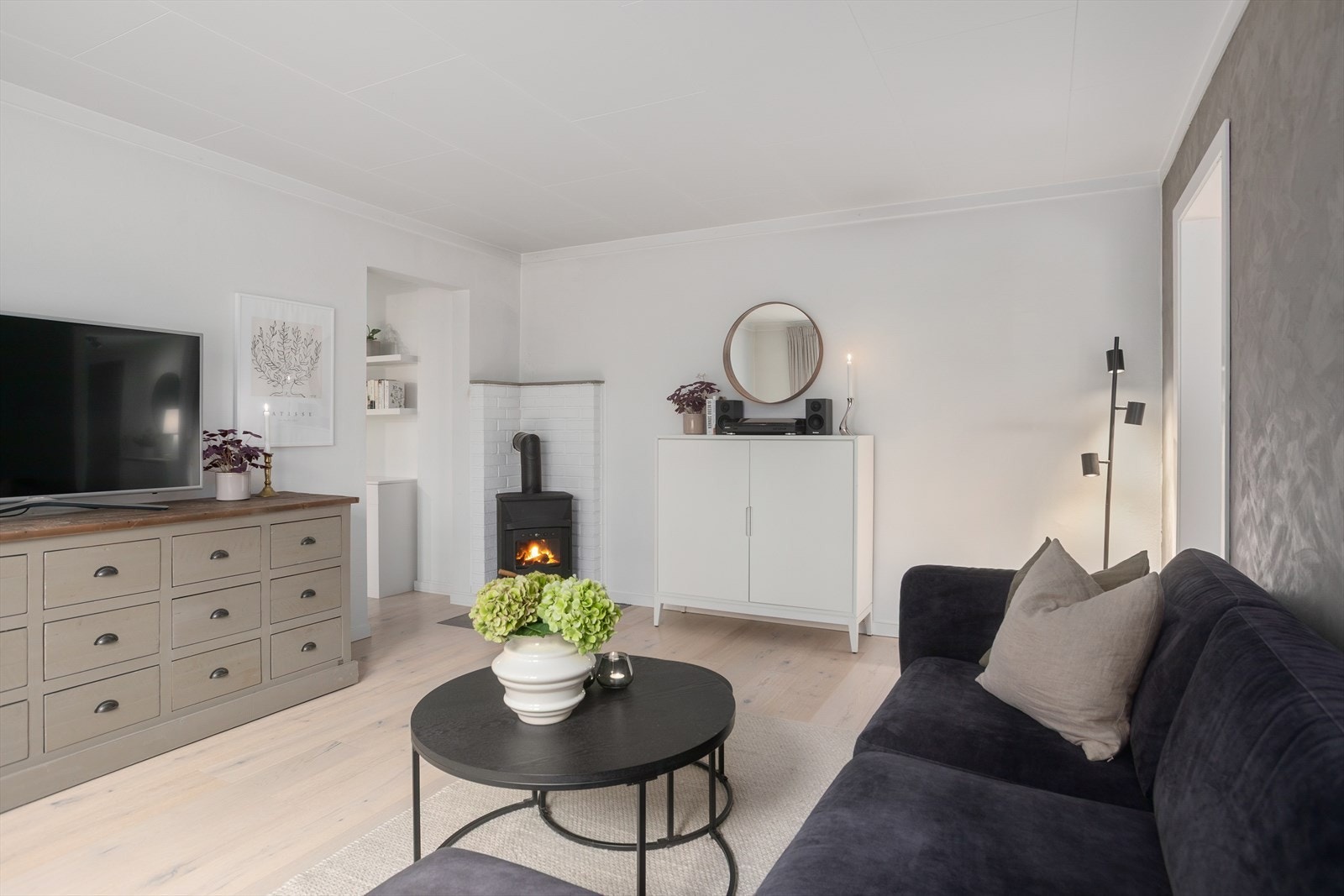 Leiligheten har en effektiv peisovn som gir god varme vinterstid Galleribilde