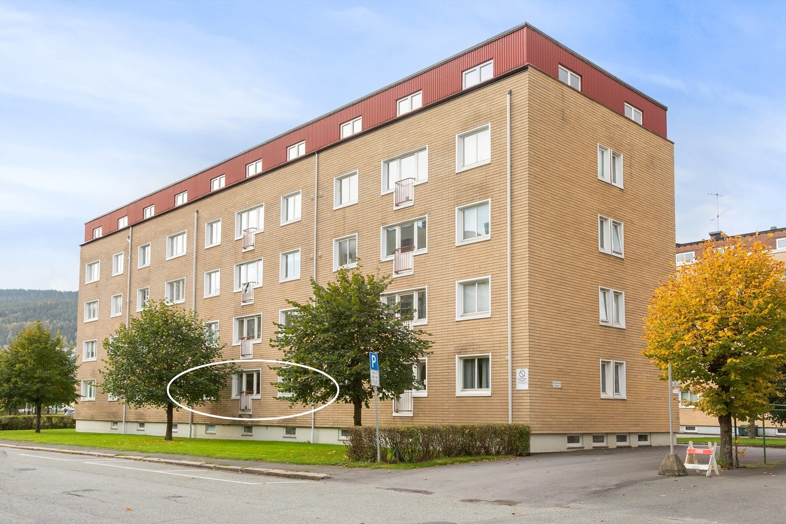 Leiligheten ligger meget pendlervennlig til, med kort gangavstand til tog og buss, samt en rekke handels- og serveringstilbud Galleribilde