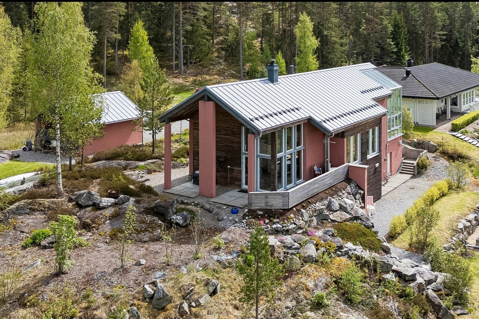 Arkitekttegnet enebolig fra 2013, bygget i isolerte lettklinkerblokker med vannbåren gulvvarme i alle rom fra eget bergvarmeanlegg. Galleribilde