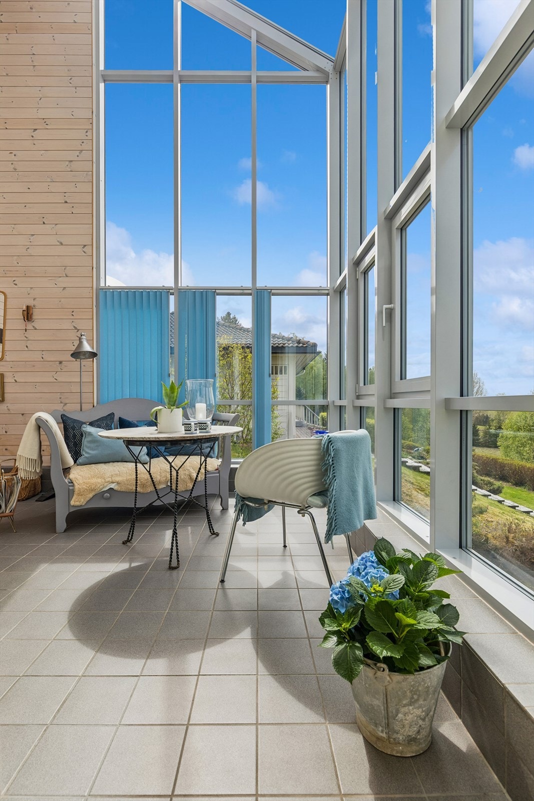 Fra vinterhagen kan flott stjernehimmel sees på klare fine kvelder. Det er lite lysstøy i området som dermed kan gi magiske kvelder. Galleribilde