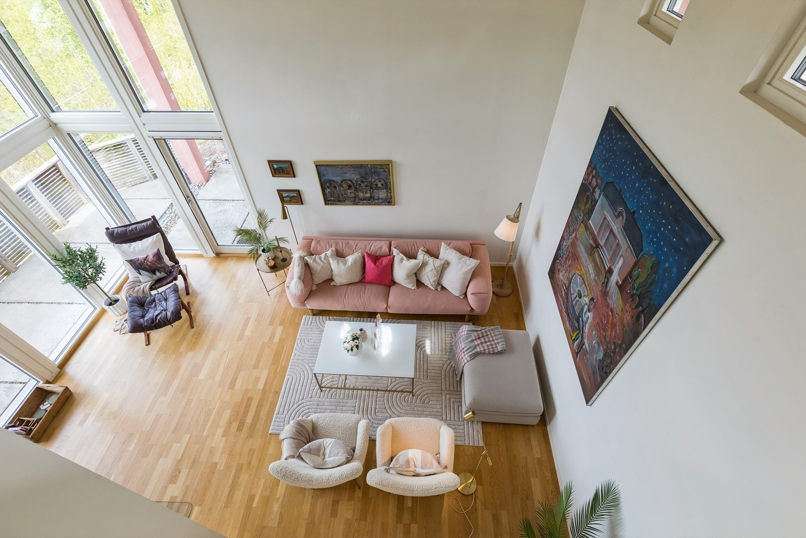 Stuen sett ned på fra loftstuen Galleribilde