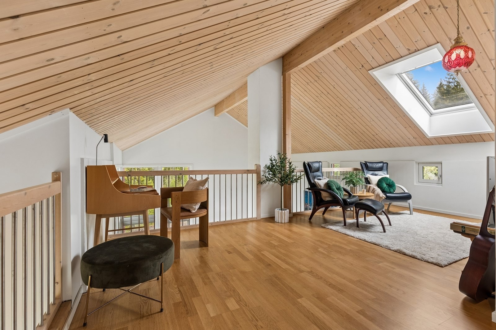 En luftig og åpen etasje med god kontakt til resten av huset Galleribilde