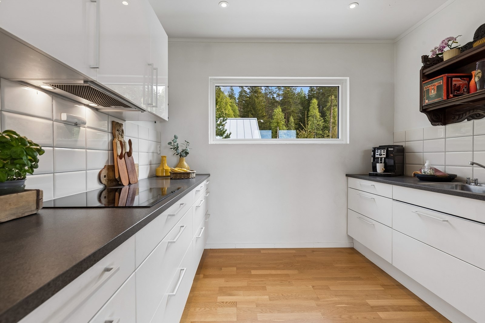 Godt med skap- og benkeplass. Ventilasjon via balansert anlegg. Galleribilde