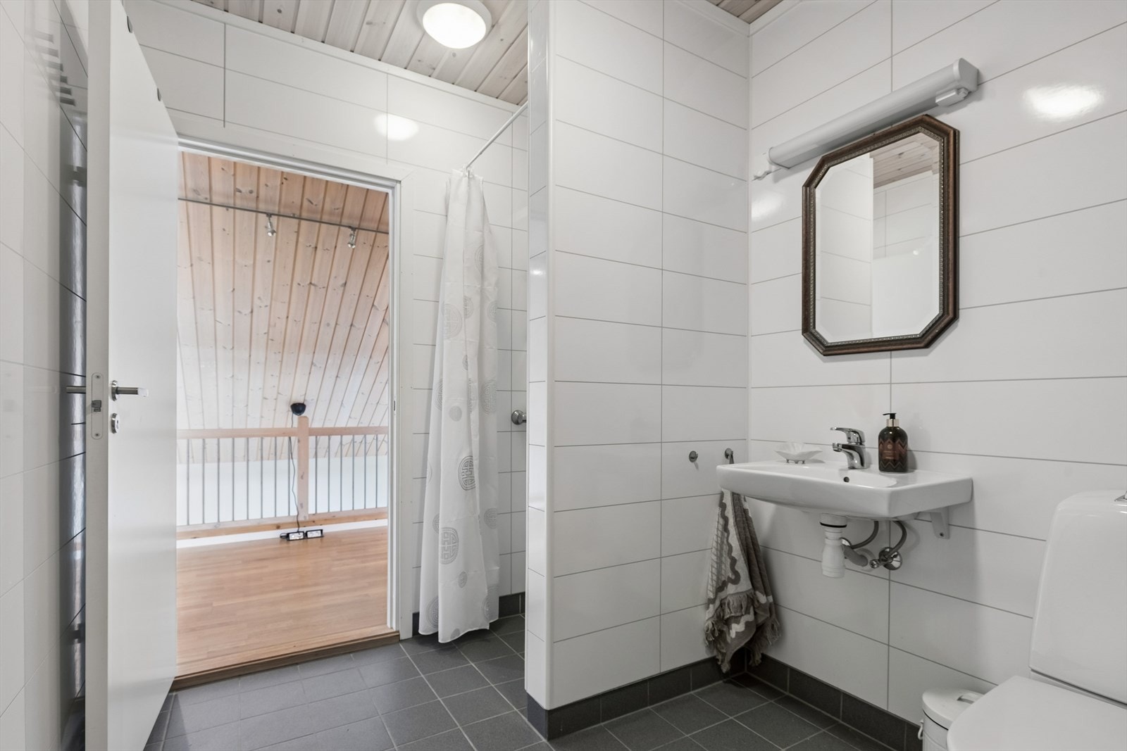 Etasjen har et praktisk eget bad med dusj og wc Galleribilde