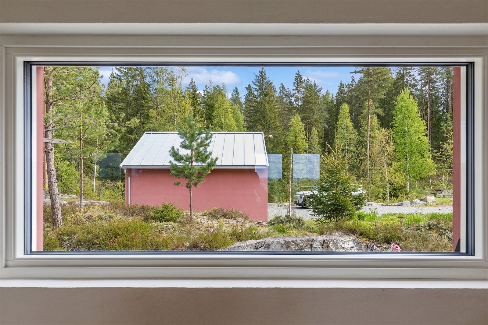 Utsikt til naturen og nærhet til baksiden av huset fra kjøkkenvinduet Galleribilde