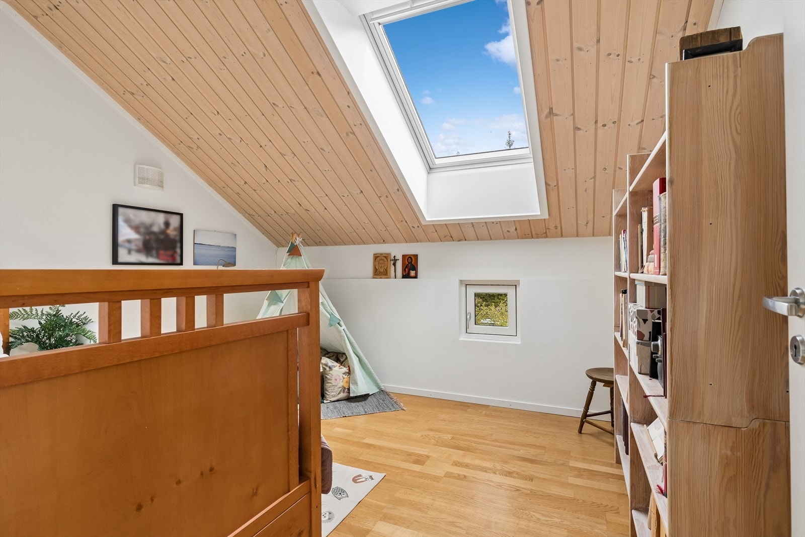 Husets andre soverom ligger i denne etasjen, også med parkett på gulv og trepanel i himling. Galleribilde
