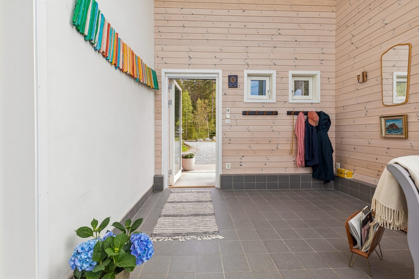 Eier bruker denne inngangen (vinterhagen) som sin daglig inngang, hovedinngangen i u.etg brukes som oftest kun ved besøk. Galleribilde