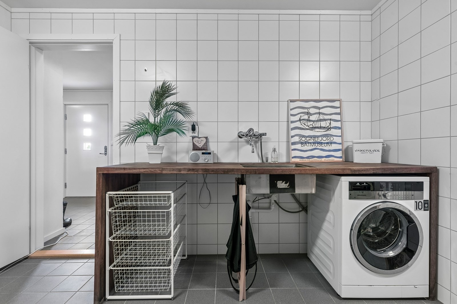 Her er det opplegg for vaskemaskin, god benkeplass med vaskekum. Kort vei ut hvis man ønsker å tørke klær ute! Galleribilde
