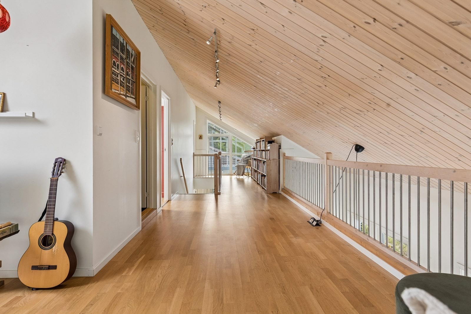 Gjennomgående parkettgulv og himling i trepanel skaper en helhetlig stil i etasjen. Galleribilde