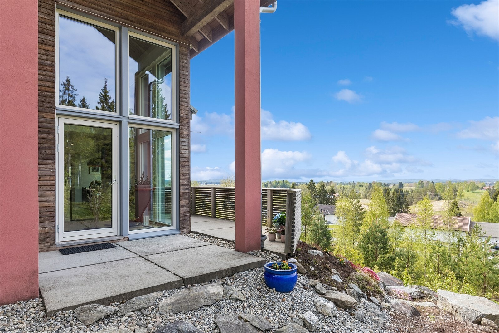 Terrasse og hageområde med utgang fra stuen Galleribilde