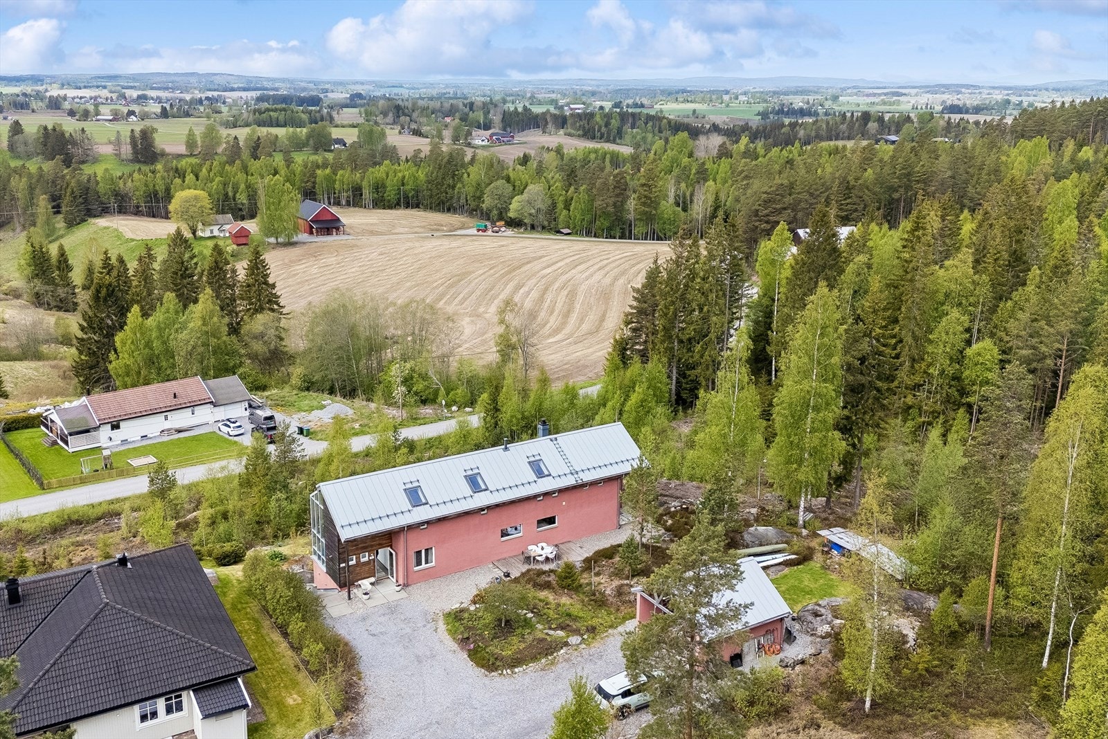 Her bor du landlig og tilbaketrukket, med umiddelbar nærhet til skog og mark samtidig med korte avstander til skoler og sentrum Galleribilde