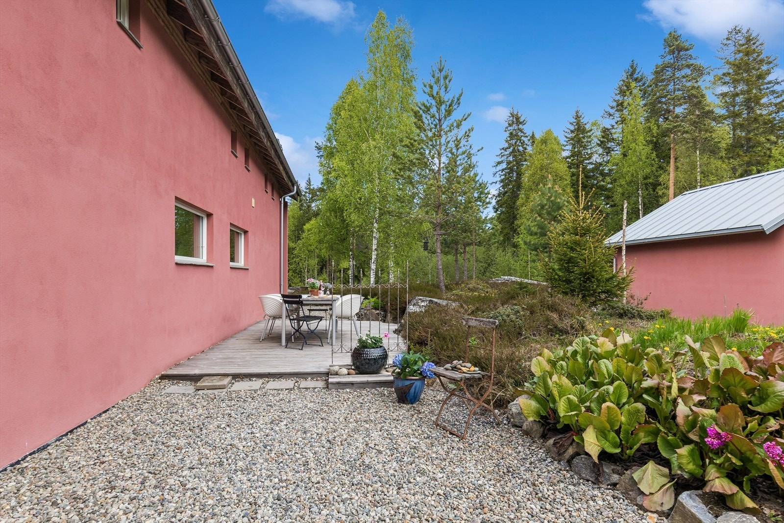 Terrassen benyttes flittig når solen steker som mest i vest på sene ettermiddager. Her er det for øvrig flotte solforhold til morgenkaffen eller frokosten. Galleribilde