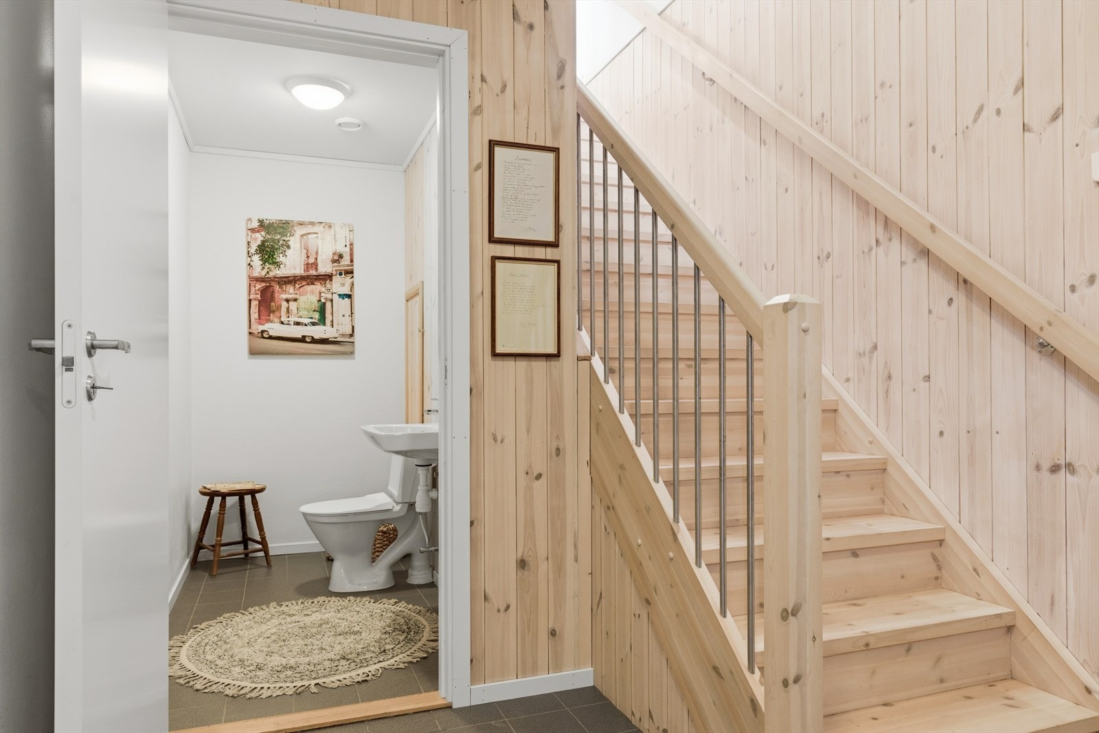 Praktisk gjestetoalett i underetasjen med gulvstående toalett og servant. Innenfor ligger et praktisk bodrom under trappen (ofte brukt som "hemmelig hjemmested" for barnebarn :-) ) Galleribilde