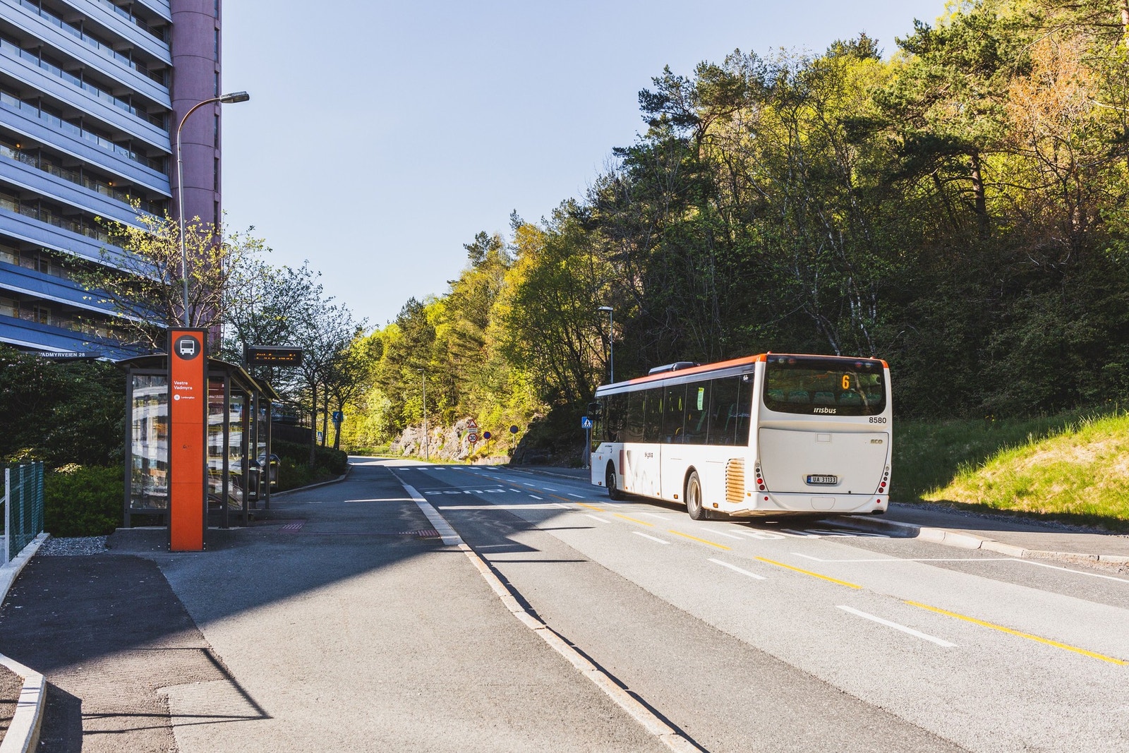 Bussholdeplass kun 350 meter unna døra. Galleribilde