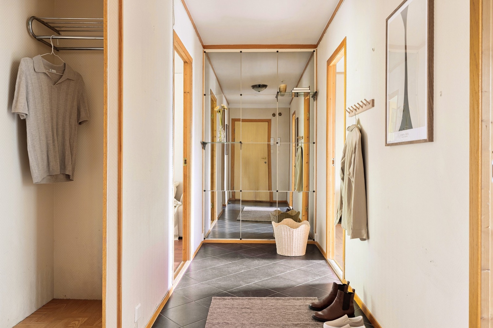 Fra gangen er det tilkomst stuen, badet, toalettrommet og begge soverommene. Galleribilde