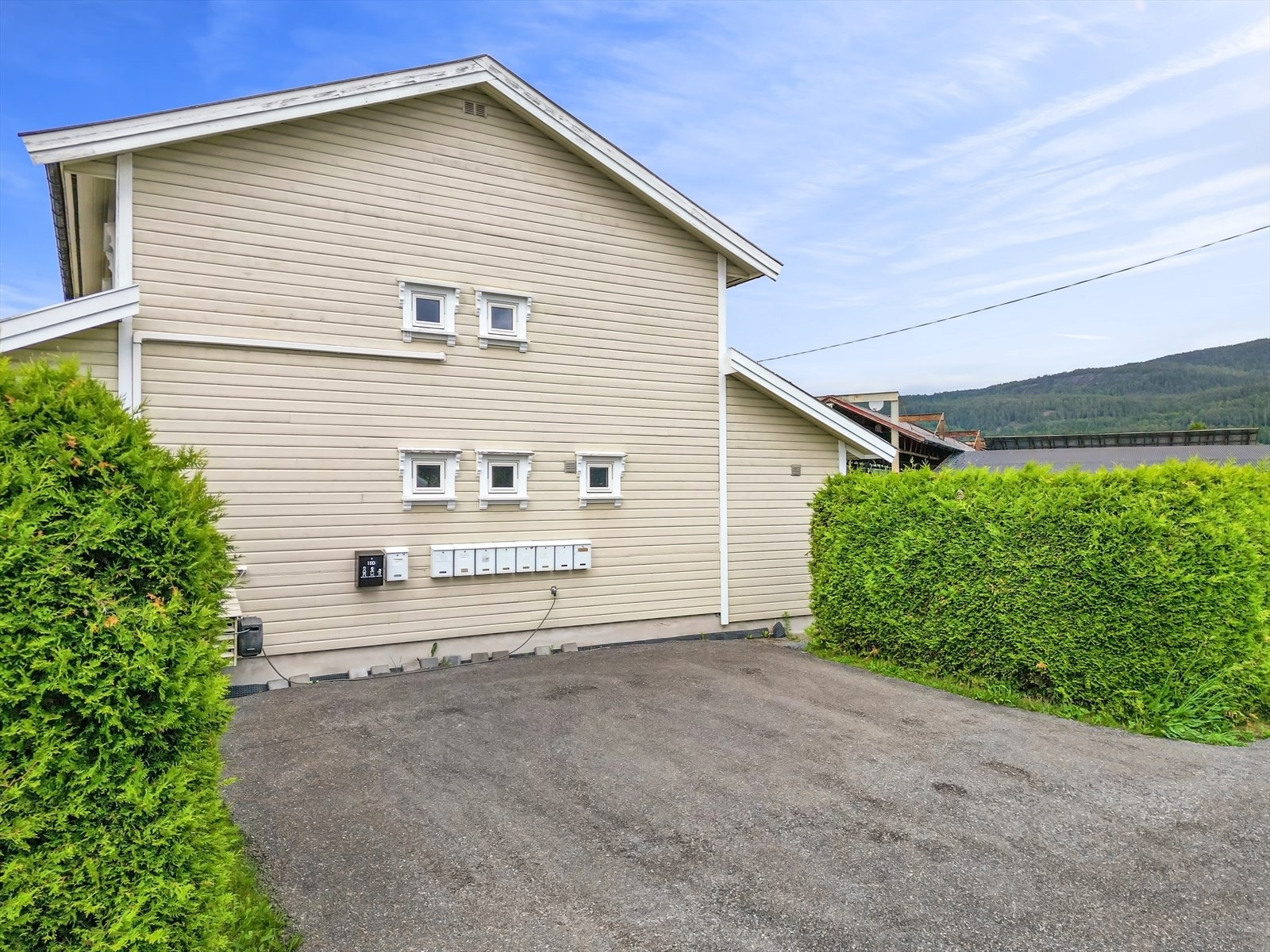 Rekkehuset er en del av et etablert og barnevennlig boligområde. Galleribilde