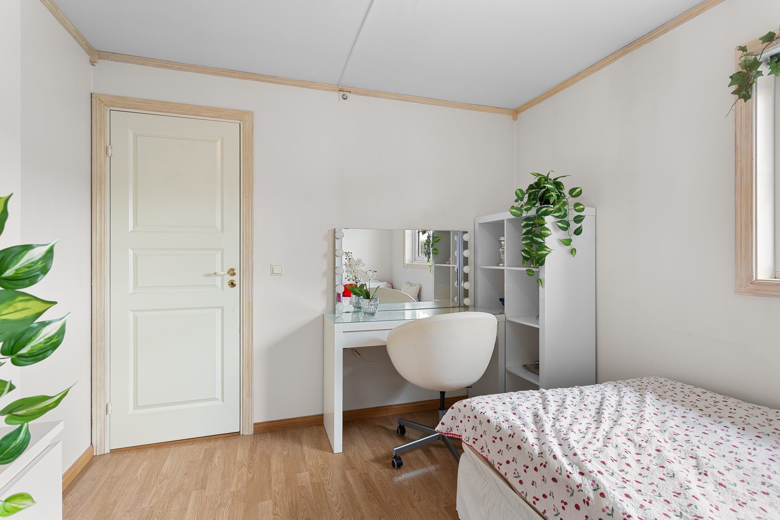 Lyst og trivelig soverom som egner seg godt som barnerom eller kontor. Galleribilde