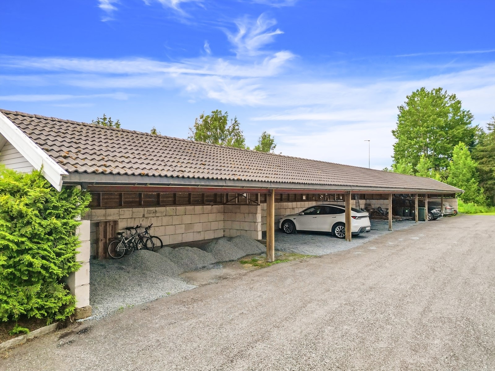 Det medfølger en fast parkeringsplass i felles carportanlegg. Galleribilde