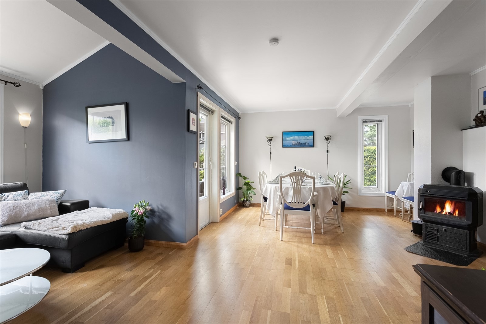 Stuen har parkettgulv med varmekabler og plass til både sofagruppe og spisestue. Galleribilde