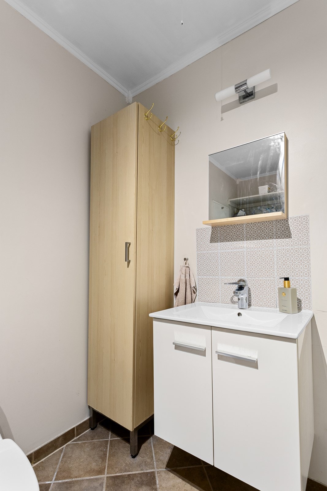 Praktisk wc rom i første etasje, med fliser på gulv og varmekabler. Galleribilde