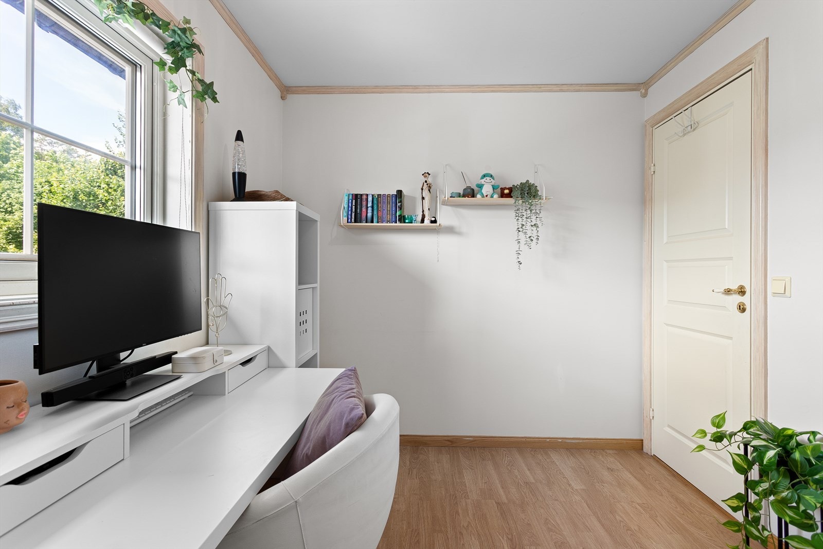 Alle soverommene har laminat på gulvet og malte gipsvegger. Galleribilde