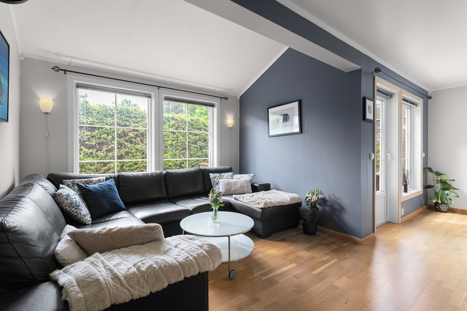Malt gips på vegger og i tak gir et rent og helhetlig uttrykk. Galleribilde