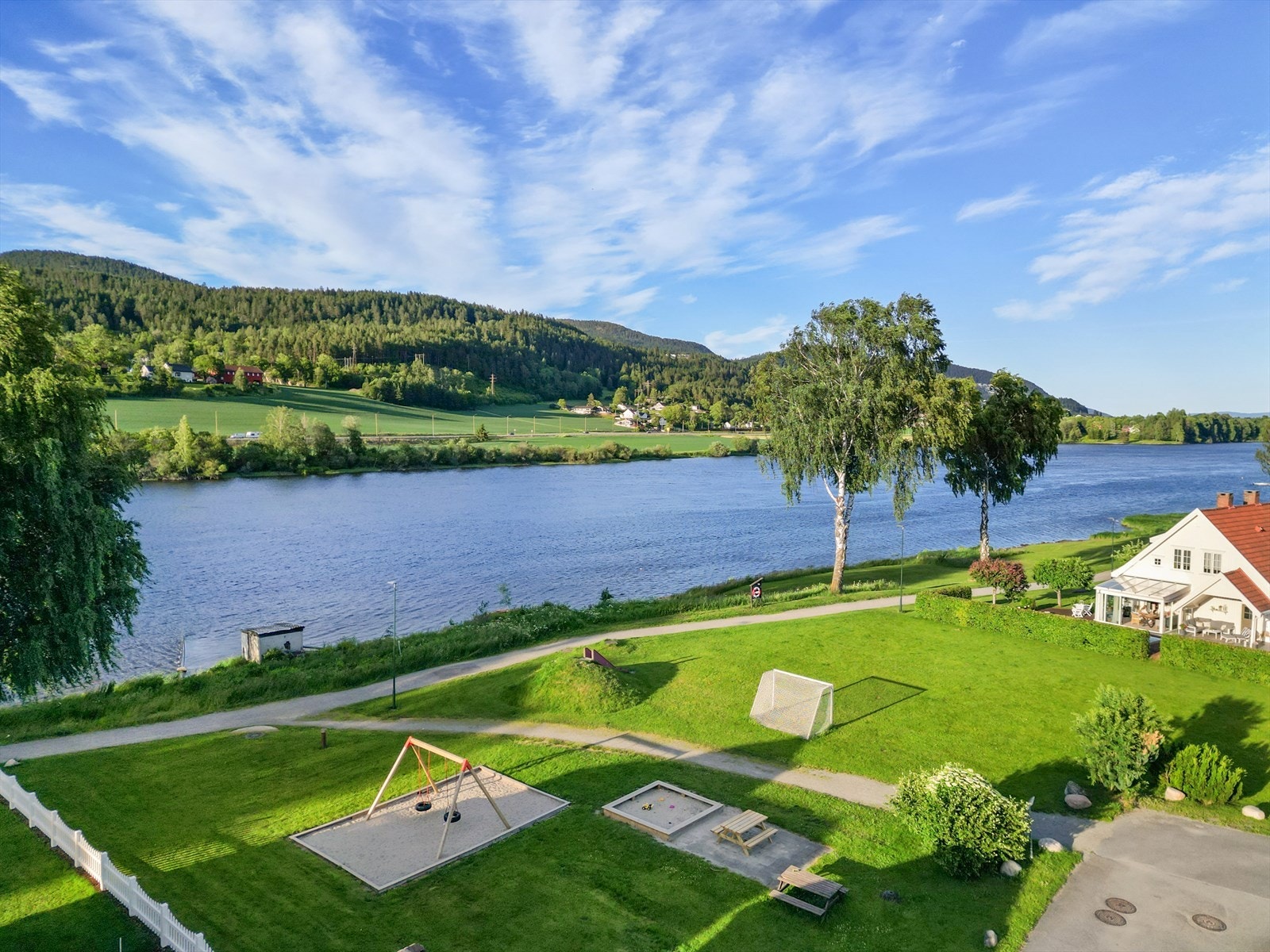 Langs elva finner man flott lekeplass - Et eldorado for de minste. Galleribilde