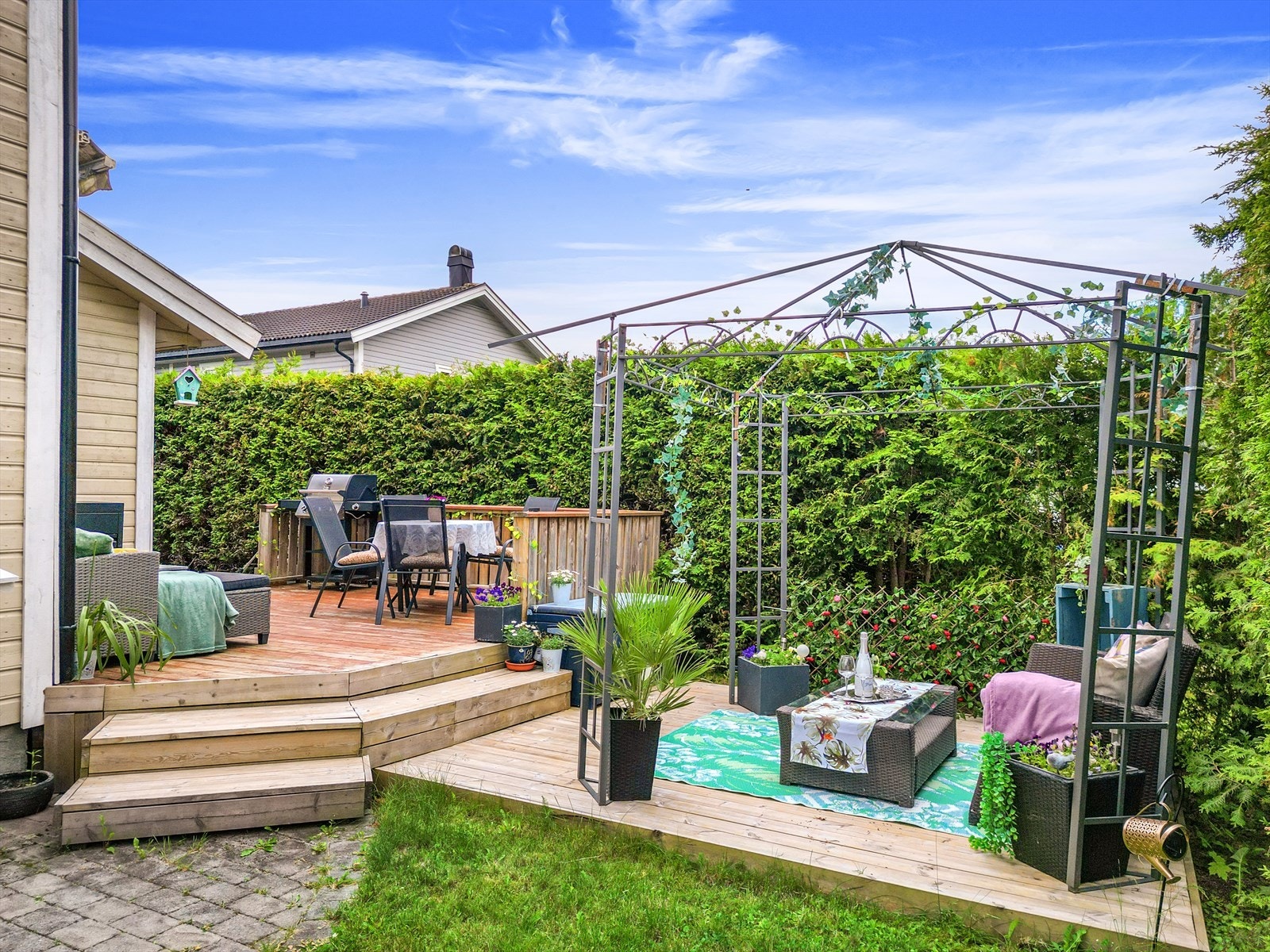 Boligen har utrgang til solrikt og skjermet uteområde med stor terrasse og markterrasse, bygget i 2022, med god plass til flere sittegrupper. Galleribilde